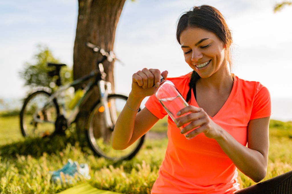 Mulher feliz praticando hábitos saudáveis